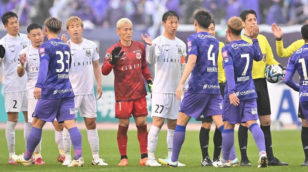 菅野孝憲さんのインスタグラム写真 - (菅野孝憲Instagram)「本日 2/22  日本サッカー協会(JFA)発表の誤審に関して、私のプレーが直接関係していますので、私の言葉で発信させていただきます。  この試合後の誤審発表には 私自身も気持ち悪さが残りますし、逆の立場であれば消化しきれない気持ちになる事は痛いほど理解できます。  サンフレッチェ広島に関わる全ての方々、スタッフ、選手  北海道コンサドーレ札幌に関わる全て方々、スタッフ、選手は人生を懸けて全力で闘い合った事は事実です。  今後このようなミスが起きる事が無いようにと願うばかりです。  そして今後この件に関しましては一切の発言、発信はいたしません。  この発信内容がすべてです。  #北海道コンサドーレ札幌 #菅野孝憲」2月22日 17時04分 - sugenotakanori