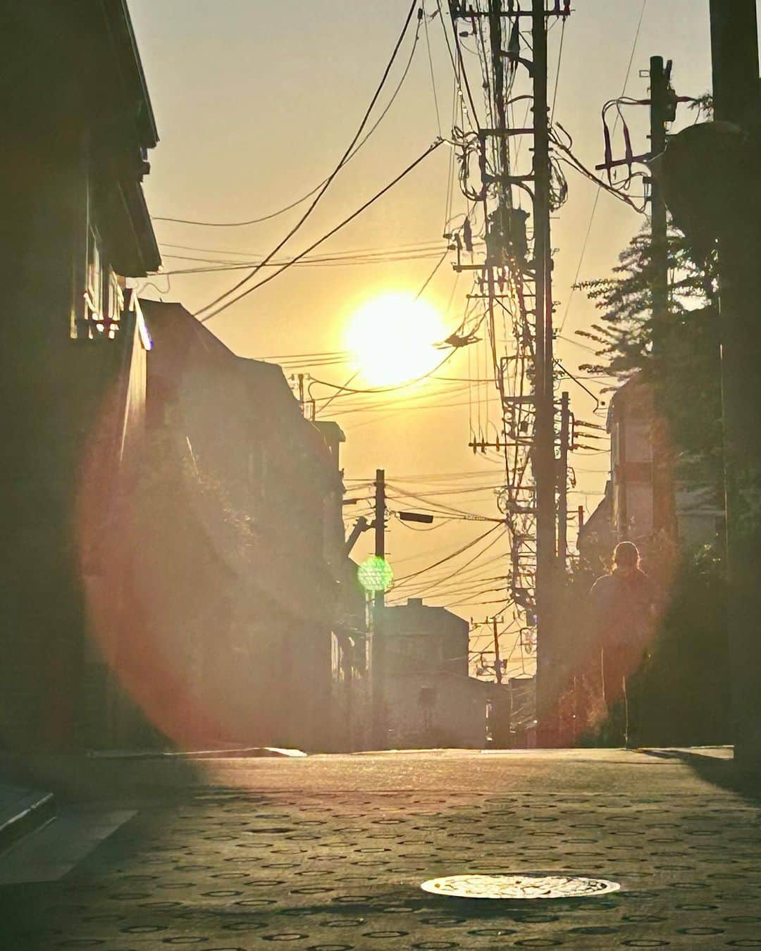 土屋眞弓のインスタグラム：「夕陽が綺麗なので✨✨ 一日の終わりをFIRE KINGで🍹🥰💖  #sunset  #firekingcafe  #highball」