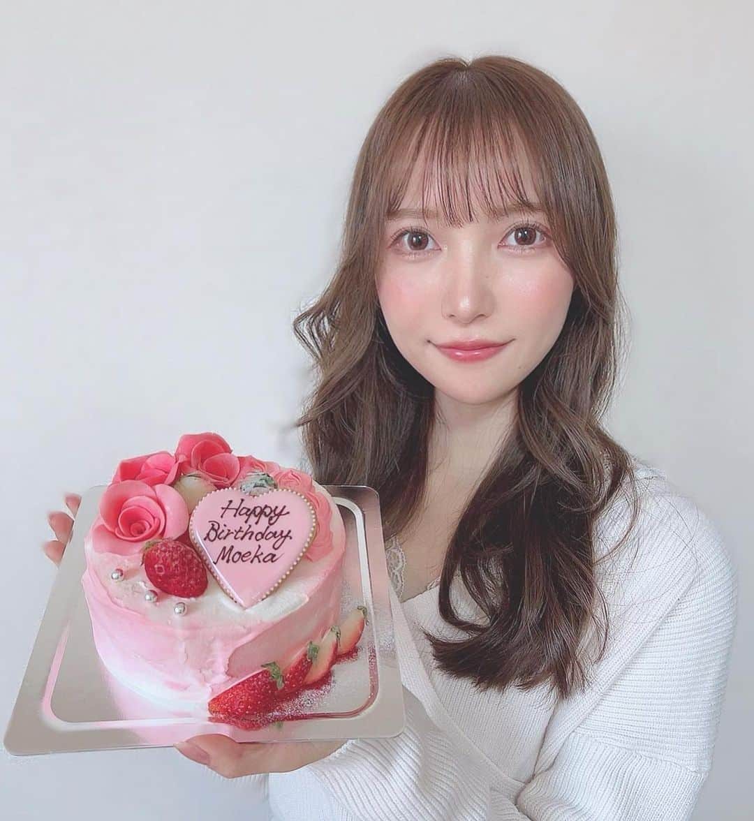 Moeka Takamatsuさんのインスタグラム写真 - (Moeka TakamatsuInstagram)「♡ My Birthday 🎂 . 30歳になりました🧏‍♀️ 時経つの早すぎてびっくり！笑 . 幼少期の私も載せてみる😂 . . . . . #センイルケーキ#誕生日ケーキ#オーダーケーキ#大分ケーキ#誕生日#猫の日#カフェ巡り#大分カフェ#大分グルメ#コーデ#ファッション#ヘアスタイル#サロモ#被写体#幼少期#写真#카페투어#인스타푸드#패션#코디#팔로미 #birthday#cake#cafe#fashion#selfie#photo#followme#instagood#like4like」2月22日 17時20分 - moka_222