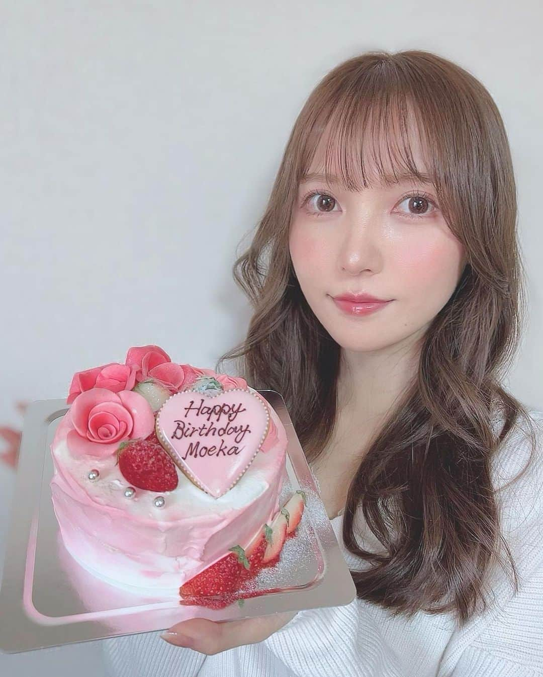 Moeka Takamatsuのインスタグラム：「♡ My Birthday 🎂 . 30歳になりました🧏‍♀️ 時経つの早すぎてびっくり！笑 . 幼少期の私も載せてみる😂 . . . . . #センイルケーキ#誕生日ケーキ#オーダーケーキ#大分ケーキ#誕生日#猫の日#カフェ巡り#大分カフェ#大分グルメ#コーデ#ファッション#ヘアスタイル#サロモ#被写体#幼少期#写真#카페투어#인스타푸드#패션#코디#팔로미 #birthday#cake#cafe#fashion#selfie#photo#followme#instagood#like4like」