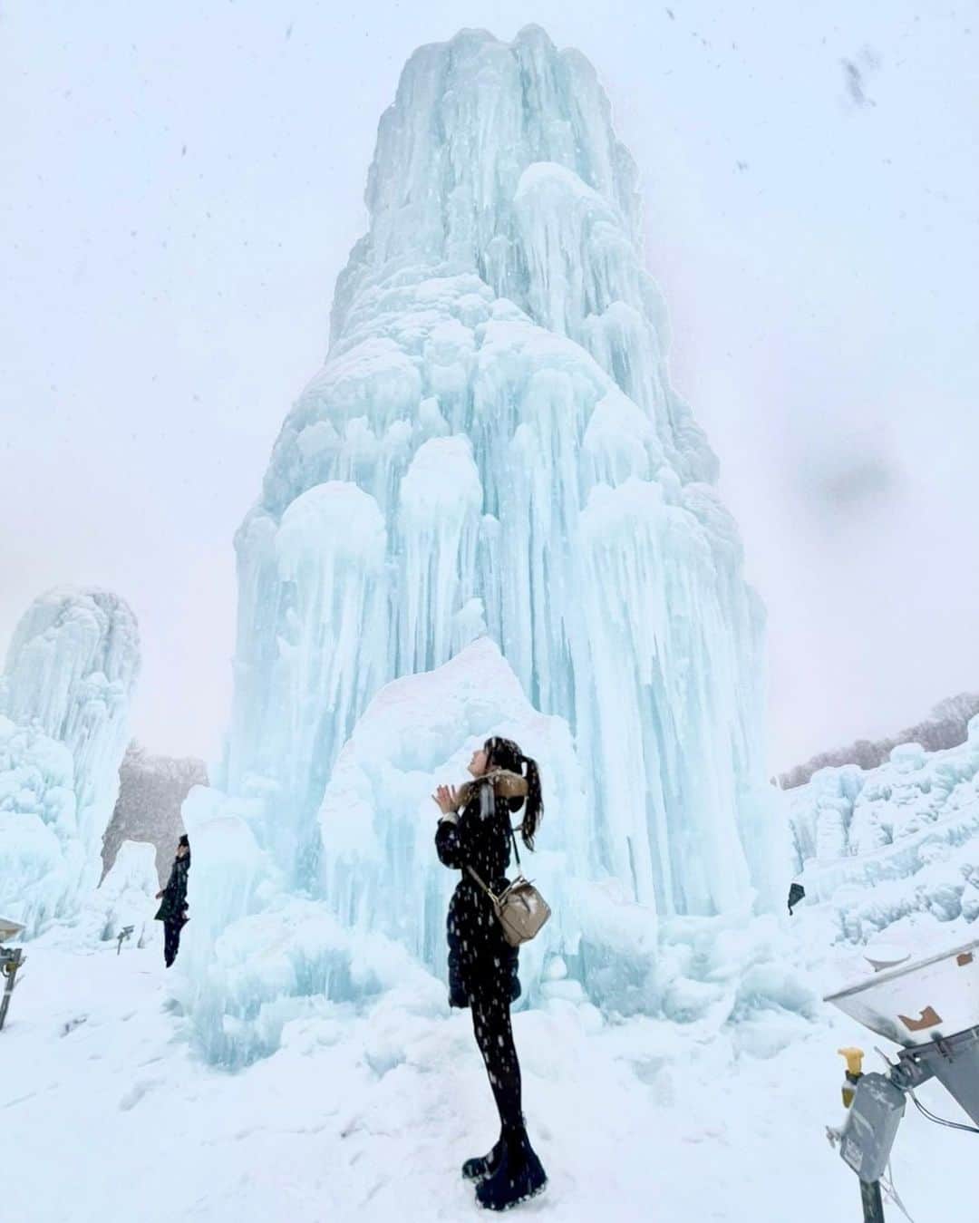 中川杏奈さんのインスタグラム写真 - (中川杏奈Instagram)「千歳空港から車で40分。 毎年真冬にだけ開催される氷のオブジェ支笏湖氷濤まつり❄️ 実物は想像以上に大きく壮大で氷のブルーが美しかったです✨ 幻想的な世界観にいつまでも見ていたいなと思わせてくれま…寒いので隣のお土産屋さんですぐごはん食べました🥹 : #北海道 #千歳市 #支笏湖 #支笏湖氷濤まつり #北海道観光 #千歳空港 #あげいも #いももち #千歳空港 #千歳空港近郊  #支笏湖 #支笏湖ブルー」2月22日 17時15分 - annanakagawa0228
