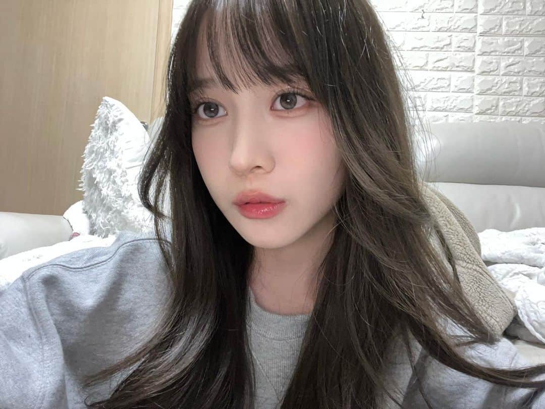 のインスタグラム：「ブルーぽいグレーぽいカラコンはじめてつけた💎🤍」