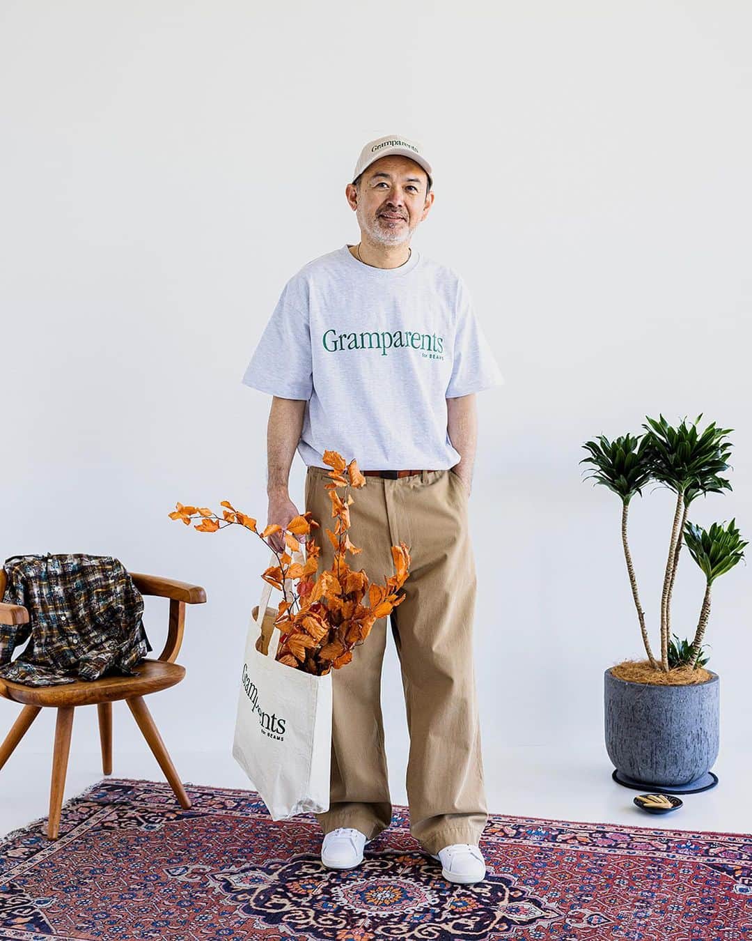 beams_harajuku_officialのインスタグラム：「… Gramparents for BEAMS 2.23(Thu.) Release . 2016年より世界中の老後を楽しむ人々にフォーカスを当て、そのリアルなスタイリングをInstagramで発信し続けている〈Gramparents〉。 アカウントオーナーであるKyle Kivijärviiとともに〈BEAMS〉らしいベーシックなコレクションを製作。 どこかノスタルジックな雰囲気を感じさせる本コレクションをお楽しみください。 . @gramparents @kivijarvi @beams_official @beams_mens_casual #gramparents #beams」