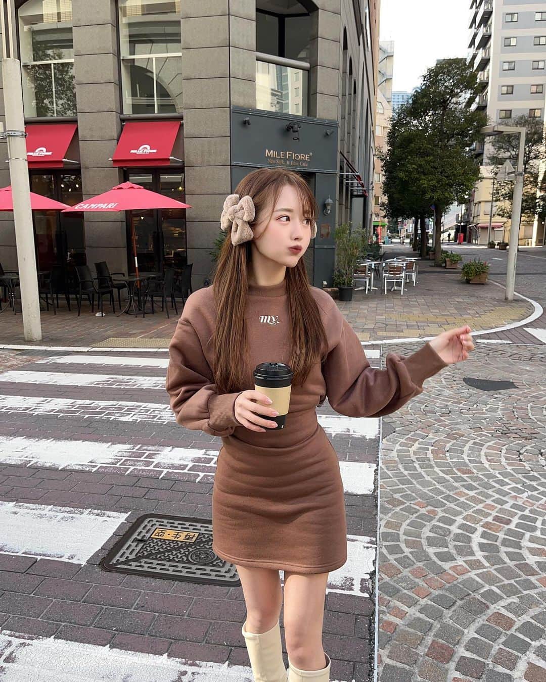 加藤ゆりなのインスタグラム：「すごく風が強かった日🥹  この日のお洋服は @mieyamieya_official のタイトワンピ🎀 めっちゃ可愛い🫶🏻🫶🏻  背中のところがフリルが付いて開いててしっかり体のライン見えるから細見えする🥹  #mieyamieya #mieyagirls #タイトワンピース  #ミーヤミーヤ #ワンピースコーデ　#骨格ウェーブ」