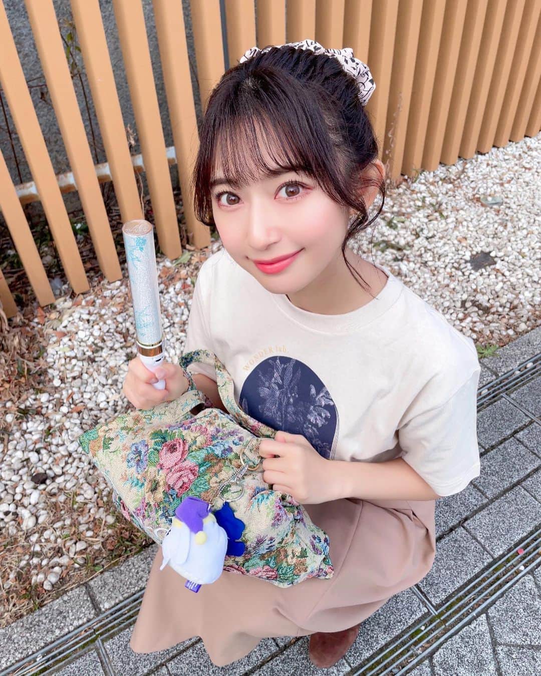 のインスタグラム：「しょーたんのライブの日のコーデ💙  今回のライブグッズ全部可愛くて 普段使いしやすい物ばかりでさすが✨✨ シュシュとTシャツとバックとペンラが今回のライブグッズだよー☺️ たむたむはファンクラブの特典💜  ライブもセトリも演出もヴィジュも歌も全部最高だった🌷✨  終わった後のパフェ屋さんではみんなグッズと一緒に撮ってたw  #ライブ #ライブコーデ #蒼井翔太 #両国国技館 #両国 #ootd #fashion #ponytail #cordinate #ティーシャツ #tシャツコーデ #ポニーテール #スカートコーデ #推し活 #ヲタ活 #パフェ #いちごパフェ #シュシュ」