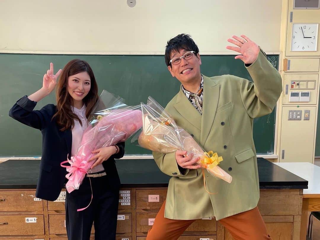 のインスタグラム：「avex class特別授業でMC出演しました🌟 ⁡ 講師の古坂大魔王さんが体育館に集まったみーんなに身振り手振りで夢やエンタメの世界についていろんなエピソードをお話ししてくださるという授業🎤 ⁡ とってもお行儀良く積極的に参加してくれた 調布市立若葉小学校のみなさんありがとうございました🌱😊 ⁡ ⁡ ⁡ このあと寄り道しておしゃれクレープ屋さんへ🌷 写真のオフ感すごいね笑！！ りんごのコンポートおいしかったぁ🍎 ⁡ ⁡ ⁡ #古坂大魔王 さん #橘ゆりか #avex #エイベックスマネジメント #調布 #モココクレープ  #クレープ屋さん #ジャケットスタイル #おやつタイム」