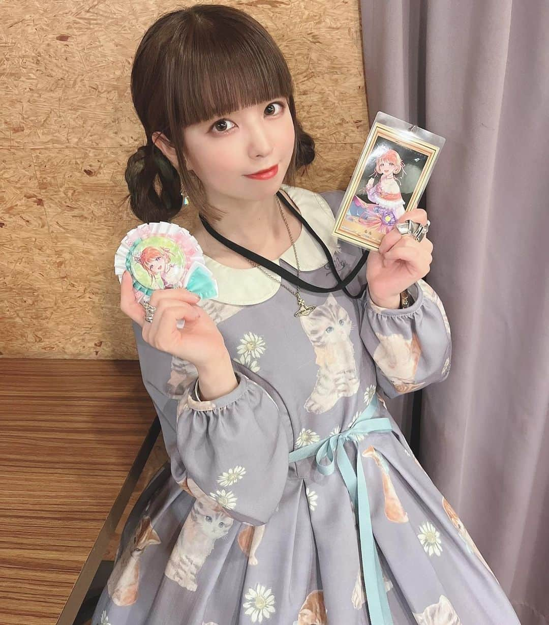 春奈るなさんのインスタグラム写真 - (春奈るなInstagram)「今日は #MAJESTICLIVE のゲネでした💖 25日の本番がもっと楽しみになるゲネプロだった🥰 小役人さんは勿論、 #ユアマジェ をまだプレイした事がない人もユアマジェの世界にグッと引き込まれるようなイベントになりそうです✨  るな氏が手に持ってるのはこの間紹介したロゼットと、今日頂いたルル仕様のパス✨ パスの絵柄がそれぞれの担当キャラ仕様になってて嬉しすぎるーーーッッッッ🥹💐💖  そして今日は2月22日で猫の日だったから猫ちゃんワンピを着てゲネに臨んだよ🐈💜✨  #222  #猫の日  #ユアマジェスティ  #ルル」2月22日 18時29分 - lunaharuna_official