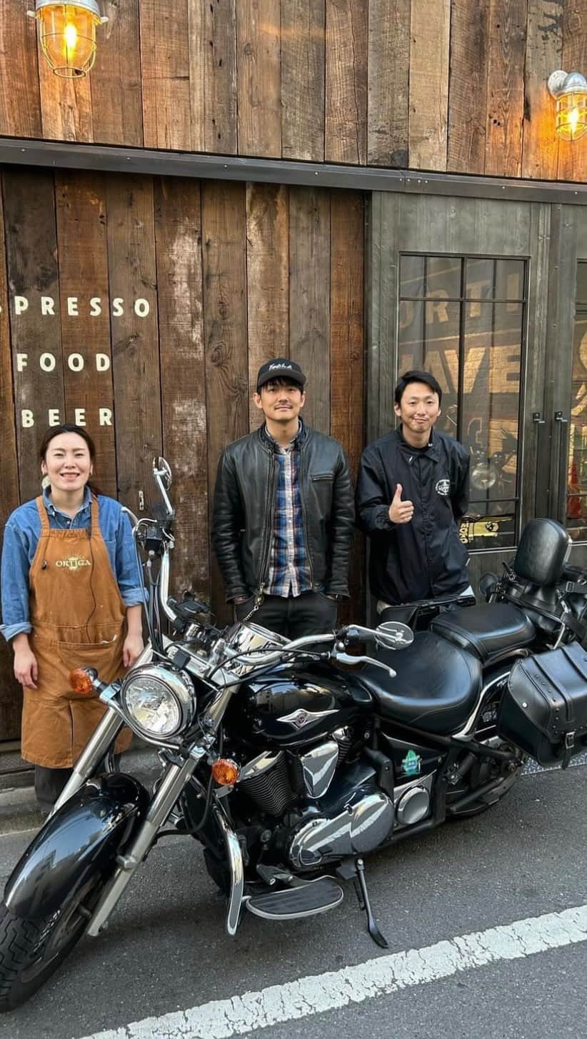 長田成哉のインスタグラム：「ずっと行きたかったカフェに行ってきた。 内装オシャレで居るだけで楽しいし、オムライスめっちゃ美味しかったし、ラテは違うものを追加でお代わりした。笑  また行こ。  #カフェ #自家焙煎 #バイク展示してあると #それだけでテンション上がる」