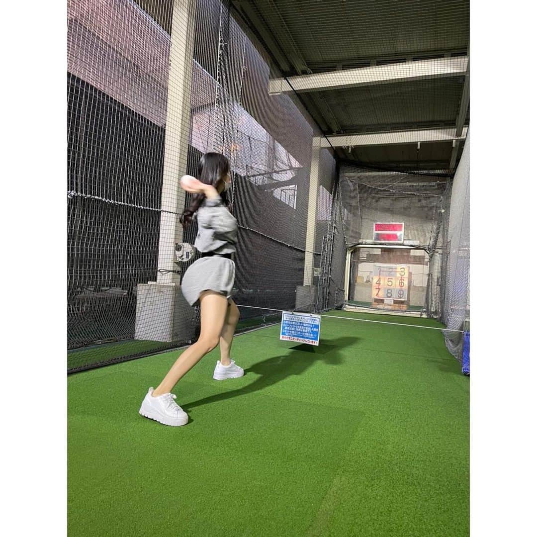 川崎琴之のインスタグラム：「撮影でバッティングセンターに行った時の写真⚾️ ・ ・ #野球 #野球女子 #ストラックアウト #神宮バッティングドーム」