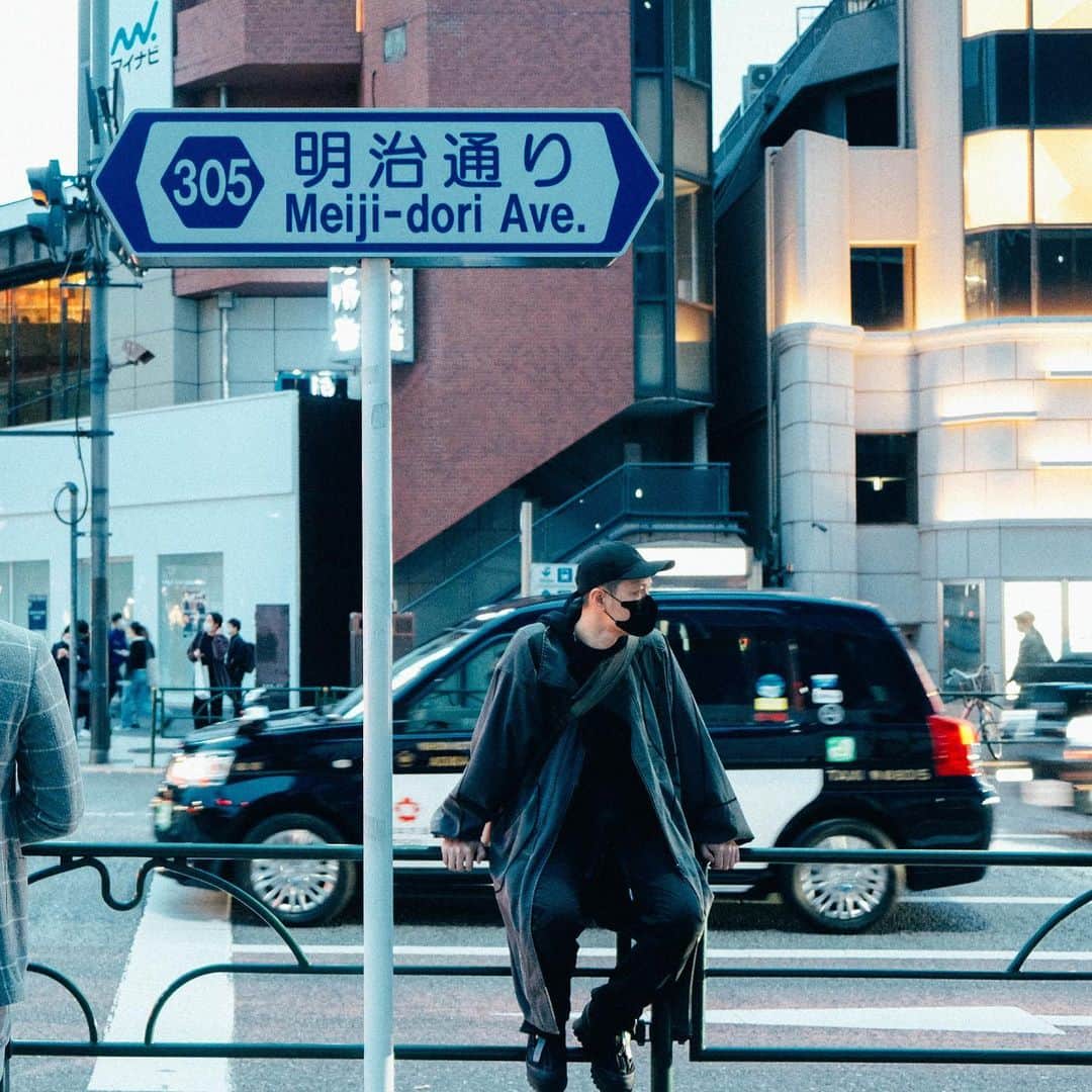 HereNowさんのインスタグラム写真 - (HereNowInstagram)「█ 呼叫TOKYO，請支援考察！『第一彈』：重返東京後的時尚現況Check記憶中的經典之路與新樣貌－WISDOM® 主理人 齊振涵 帶路  好久不見，經過1080個日子，終於再次拜訪東京。許多人早已在日本踩點一輪或正在前往日本的路上，每個人都有自己盤點東京現況的理由，夾帶著怦然心動的嚮往，期待這座城市翻新後還能帶給我們引領未來的驚喜。  這回，HereNow團隊睽違多年再次踏上熟悉的流行重鎮，跟隨台灣服裝品牌WISDOM® 主理人齊振涵重返東京，考察那些熟悉卻走向不同的時尚東京。  ◉你所熟悉的澀谷與這次再訪有什麼最大的不同？新設施的到訪，是否有發現新的趨勢？  「再次重返東京的我，花了很多時間在逛澀谷，但澀谷就是我覺得最沒有變的地點之一。」  關於東京時尚的變與永恆不變，都在本次的考察特別篇中！  #HereNow東京｜#WISDOM® ｜#東京定番之路｜#東京｜#時尚｜@hanstagram_chyi｜@wisdom_official｜」2月22日 18時33分 - herenowcity