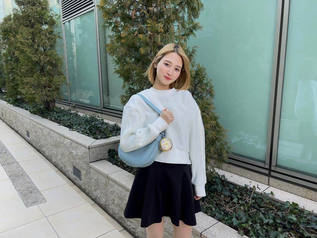 前川歌音さんのインスタグラム写真 - (前川歌音Instagram)「お誕生日プレゼントとして友達からセーラームーンのコンパクトAirPodsケースもらいました🥹可愛すぎて震える💓  カバンは2人と色違いでｵｿﾛ❤️🧡  スカートはまりんちゃんからのｵｻｶﾞﾘ  5戦士セットコーデでございます🫶  #sailormoon」2月22日 18時42分 - kanon_maekawa