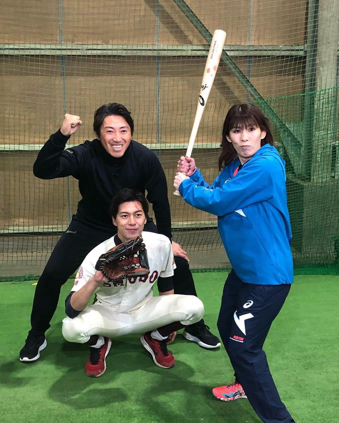 のインスタグラム：「明日2/23(木)のZIP!でレジェンドティーチャーが放送予定です！🌈  昨年NPBを引退され、 現在は独立リーグの大分B-リングスで 現役を続けられている内川聖一さんを先生に迎え、 吉田沙保里さんと共に、3月に行われる野球のWBCで、どんなところに注目すれば良いのかを学びました！⚾️  沙保里さんと僕も実際にバットを握り、 内川先生に教わりながらスイングもしております！ あぁ…10年前の自分に教えてあげたい…🥺  是非ご覧くださいー！🏃🏻 (修道OBの皆さん、アンダーシャツの色が違うのはご容赦下さい…家にありませんでした…)  #ZIP! #レジェンドティーチャー #吉田沙保里　さん #内川聖一　さん #WBC#野球#侍ジャパン #修道魂 #グローブも自前」