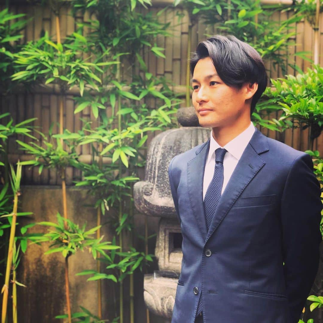 溝渕雄志さんのインスタグラム写真 - (溝渕雄志Instagram)「' 【ご報告】 先週、Jリーグが開幕しました。 ジェフの開幕戦勝利。栃木SCの土壇場での同点弾。 最高でした。 他のチームも含め、一緒にプレーしてきた選手たちが活躍している姿を見るのは、本当に嬉しいです。  さて、僕の次の挑戦の場が決まりましたので、ご報告させていただきます。  この度、某戦略コンサルティングファームに入社することを決めました。  現役引退のリリースからしばらく、進路に関するご報告ができていませんでした。 なぜなら、転職活動を全力でやり切ろうと決意し勉強と面接を繰り返してきたからです。 最終的には、複数の戦略コンサルティングファームからオファーを頂くことができ、納得のいく形で自身の進路を決めることができました。（どのファームも本当に魅力的で、進路を決める際には非常に悩みました...。）  また、この就職活動期間におきましては、多くの方にご相談をさせていただきましたし、様々な形で助けていただきました。 全くの異業種へのチャレンジに対し、背中を押してくださった皆さんのおかげで、何とかやり抜くことができました。 本当にありがとうございました。  以降、Jリーガーから経営コンサルタントという、前例のないキャリアを歩みます。 厳しい道であることは重々承知していますし、不安もあります。 ただ、いつか、応援してくださる皆さんに、自身の成長した姿をお見せしたいと思っていますし、入社させていただくファームにも最大限貢献したいと思っています。 それを一日も早く実現させるため、誰よりも泥臭く、愚直に頑張りたいと思います。  拙い文章ですが、最後までお読み頂きありがとうございました。 今後ともよろしくお願いします。  溝渕雄志  #ジェフユナイテッド市原千葉  #松本山雅 #栃木S C #カマタマーレ讃岐  #慶應義塾大学 #ソッカー部  #流経大柏  #FCDIAMO #築地SSS #溝渕雄志 #IMMEは継続します」2月22日 18時48分 - yushi_mizobuchi