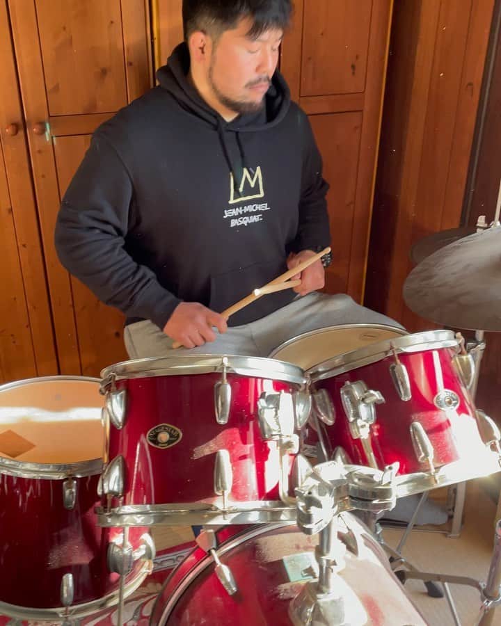 のインスタグラム：「4回目🥁 DAY 4 of my Drum life🥁 今回は「4ビートからの8ビート」からの「  4ビートからの8ビート」🥁こんがらがる💦でも楽しい😆😆😆  人類にとっては、どうでもいい1歩だが、私にとっては大きな4歩目👣👣👣👣  #ドラム #drum #Day4 #音楽 #music #4beat #4ビート #8beat #8ビート #ラグビー #rugby」