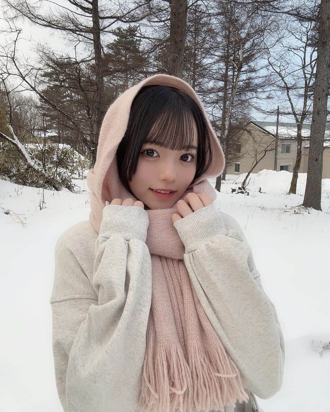 田中想のインスタグラム：「･ ･ 雪ふかふかだった～ ❄️🤍 ･ ･ ･ この日はパステルピンクコーデでした＾＾ バラクラバ巻きしてみたのどう～？🎀 ･ ･ ･ ･ ･ ･ ･ ･  #アイドル #idol #黒髪 #黒髪ロング #ぱっつん前髪 #お洒落さんと繋がりたい #フレンチガーリー #フレンチガーリーコーデ #巻き髪 #ロングヘア #jk #sjk  #jkブランド #ootd #japanesegirl #kawaii #like4likes #followme #fff #草津温泉 #バラクラバ #バラクラバ巻き」