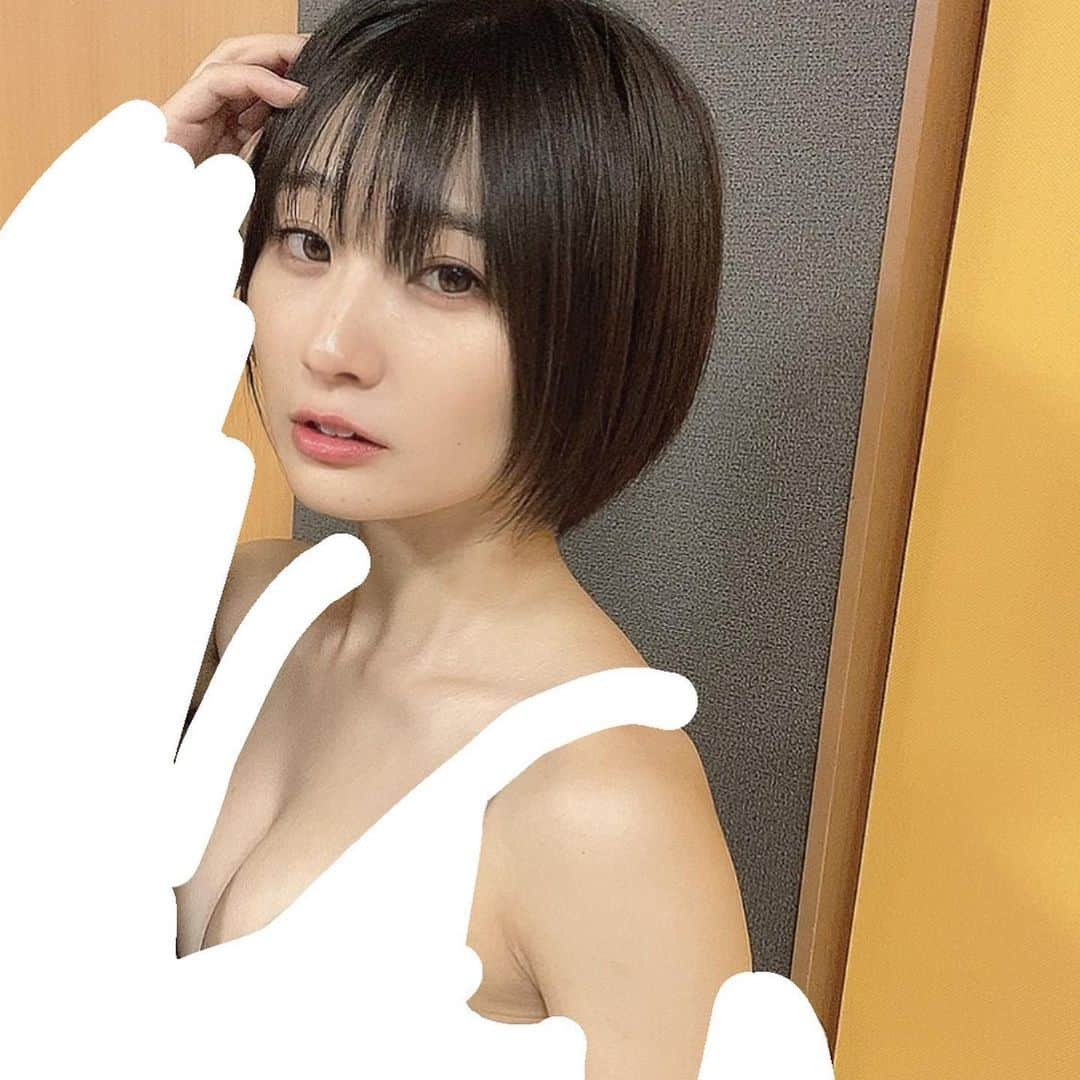 ふたばのインスタグラム：「#週刊プレイボーイ さんにももみれいふたばが掲載されるまであと  5日‼️  27日に紙面と共にデジタル写真集も販売されます！  今回のグラビアはソロでがっつり撮ってもらえて、たくさん載せてもらえる、すごく大切な機会でした…！！  たくさんの人に手に取ってもらいたいし、また今後もグラビアを届けられたら嬉しいなって思います…！  そのためには皆さんの力が必要です…！ たくさんの応援よろしくお願いします🔥  #グラビア #バーレスク東京 #週プレ #週刊プレイボーイ」