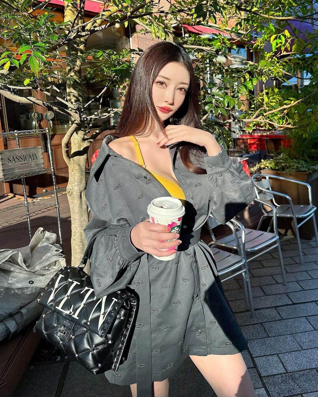 蘭子のインスタグラム：「iPhone14plusで撮ったんだけどやっぱり画質全然違くない？👀❤️ . 最近春服届き出した🌸 スタバも春カップ🌸 春だ🌸 . 👗 @emoda_official  👚 @victoriassecret  👛 @maisonvalentino  . . #きょコ#今日のコーデ#プチプラコーデ#プチプラ高見えコーデ#プチプラミックス#プチプラファッション #プチプラ部  #海外ファッション#ザラジョ#ザラコーデ#ザラ購入品 #海外コーデ #女子会コーデ#おしゃれさんと繋がりたい#おしゃれな人と繋がりたい#写真好きな人と繋がりたい#写真撮ってる人と繋がりたい#写真を撮るのが好きな人と繋がりたい#ポトレ#ポートレート女子 #フォトジェニックスポット #カメラ部 #ootd#ootdstyle#emoda#emodaコーデ#darich#valentinobag」