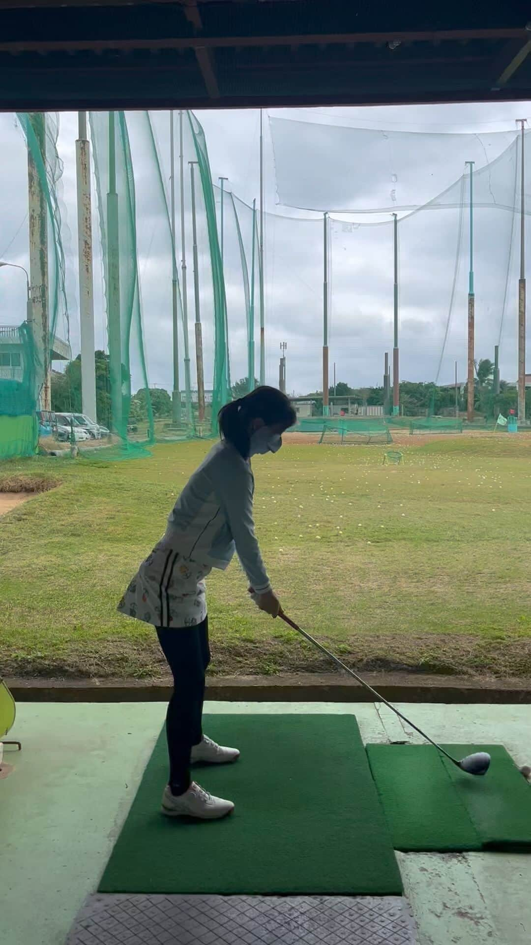 松原果音のインスタグラム：「. 宮古島の練習場⛳️ 毎日風が強かったです🥺 . #ゴルフ#ゴルフスイング#ゴルフタイランド#心斎橋ゴルフスタジオ#ライジングレディースゴルフ .」