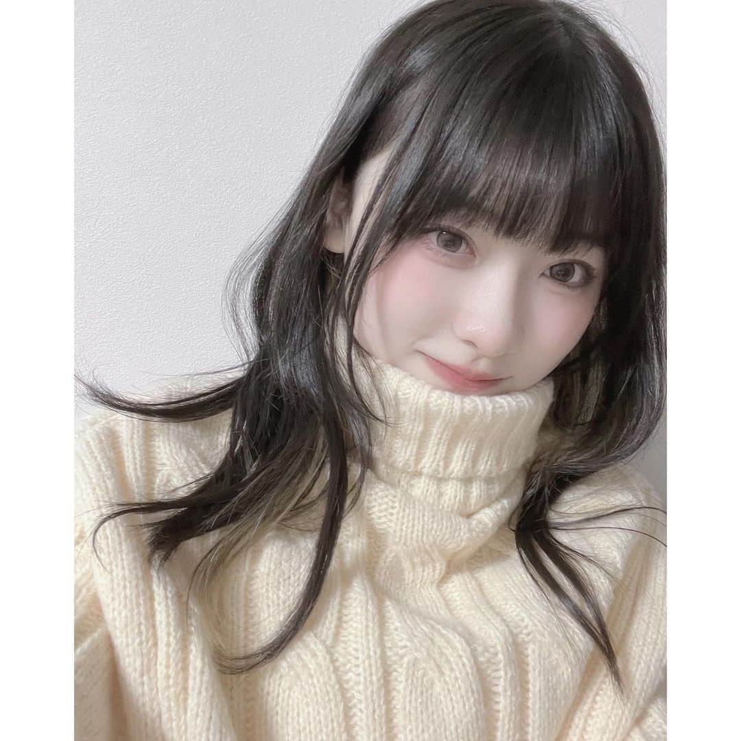 歩花のインスタグラム：「2月ももうすぐ終わるね〜🍫 はやいね😢😢  タートルネックの服珍しいでよ！！  クリーム色かわいい  #タートルネック #タートルネックニット #ニット #ciel #ねこになりたいんだよ ！！！ #fashion  #カジュアルファッション #ootd」