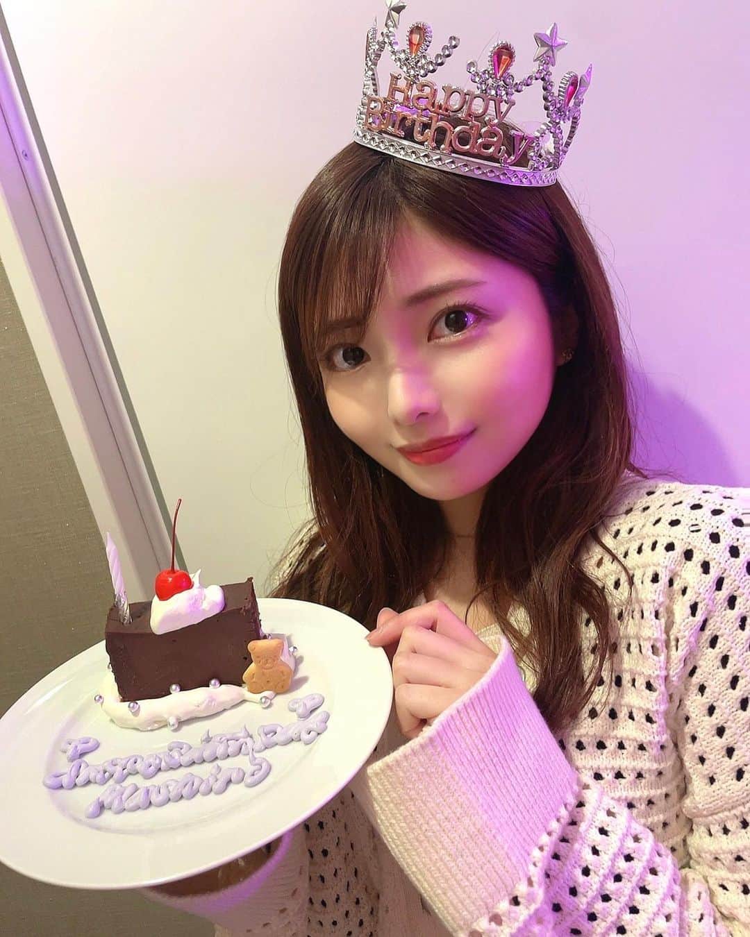 西谷麻糸呂のインスタグラム：「🧁  武藤敬司さん引退日に、わたくし30才になりました☺︎  歳を重ねる度にコンプレックスも自然と受け入れらるようになって、肩の力がフッと抜けた感じです。  これからは何事も広い視野で捉えて、感謝を忘れず優しくいられたらなぁと思います🙌  皆さまお祝いメッセージ本当にありがとうございました💌  これからもファンの皆さんや周りで支えて下さる関係者の方々、友人、家族達と楽しく歩んでいきたいです😌  これからもよろしくお願いします。  誕生日当日は可愛すぎる空間で、親友ちゃんがサプライズお祝いしてくれました☺️本当にありがとう💕」