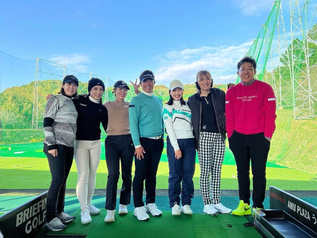 高木萌衣のインスタグラム：「2回目のチーム吉田合宿終了しました!! (@naokiyoshidagolf )  今回の合宿も勉強になる事ばっかりで毎日の練習が楽しかったです✨３.4枚目の動画がbefore after🫢  1週間チームのみんなもありがとうございました🌼  課題クリアに向けて練習頑張るぞ〜🔥🔥  私の開幕はステップの初戦になります!🌈 今年も沢山の応援よろしくお願いします😊  (日向ぼっこは芝が刺さって痛いからすぐやめました🤣)  #ELECOM  #ブリヂストンスポーツ #cpggolf  #イデアラボ #秋山錠剤  #フジプレミアムリゾート　#stmgolf #newbalance #ゴルフ  #ゴルフウェア　#ゴルフファッション #ゴルフ女子　#女子ゴルフ　#高木萌衣　#女子ゴルファー　#ゴルフスウィング　#アイアンショット #golf #golfswing #golfstagram #골프 #골프스윙  #골프웨어 #골프여자 #골프스타그램」