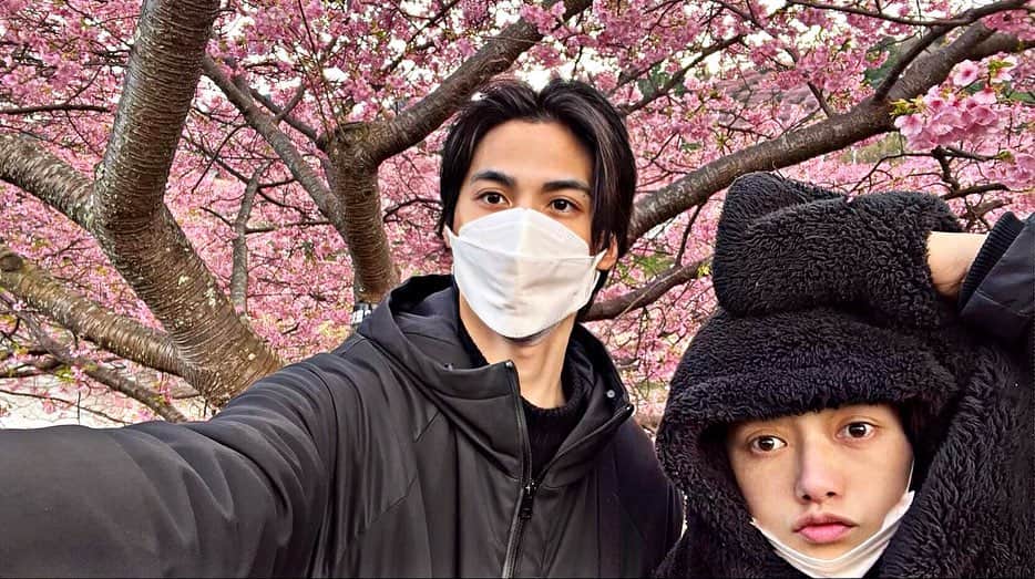 広田レオナのインスタグラム：「毎年恒例の河津桜🌸 今年も行けた✨ 頑張って歩いたよ👍 来年はこの桜をドローンで撮りたいな… 2年前は三浦くんのカレンダー撮影で来たね 今日は三浦くんのマネージャーの最終日でした❕ 3年半、私の80%は三浦涼介でしたが、体調もあり本人を不安にさせてしまうのでね😂でもやり切った感、そして三浦涼介リボーンにちょうどタイミングも良かったのではと思っています✨ 生きることはいつだって大変だけど明るく優しくいないとね☺️ 感謝を忘れずに前に進むのみ💕 #河津桜 #もうすぐ還暦😂 #明るい終活」