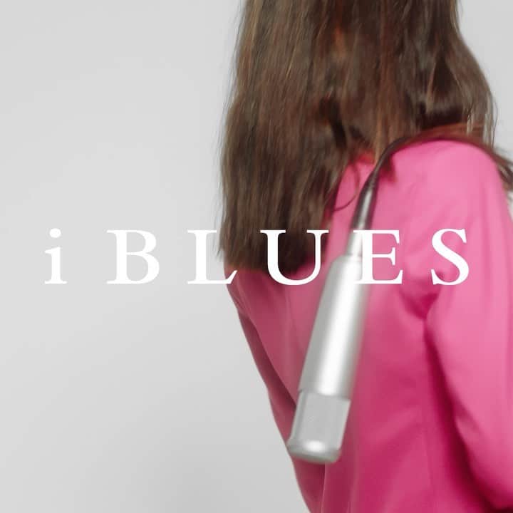Ambra Angioliniのインスタグラム：「Oggi insieme ad @iblues_official vi parlo di Me, Myself and iBlues, il progetto che racconta la femminilità in tutte le sue infinite sfaccettature. Il mio “condominio” : quattro donne in una. Per ogni cambio d’umore, per la tanta vita che siamo, per i troppi “ Non sono giusta “ che ci diciamo, c’è un colore che ci aspetta . Scegli il tuo e trasformati tutte le volte che vuoi. Una donna in tailleur di mattina non è la stessa di sera. Una donna in tailleur va vista sempre due volte   #MEMYSELFANDIBLUES #sponsored」