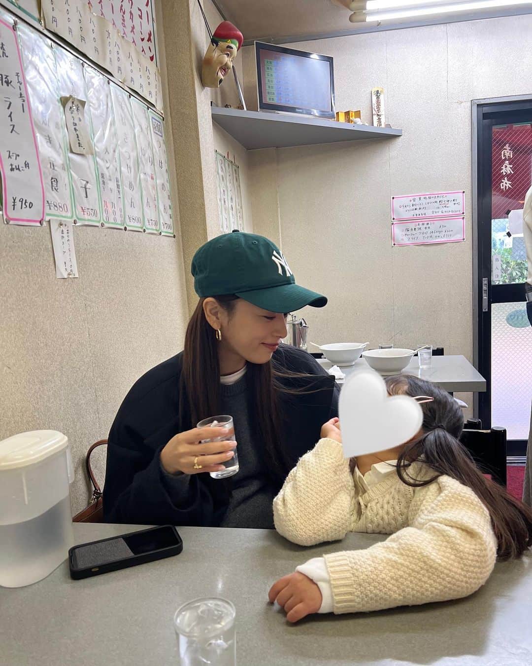 近藤千尋のインスタグラム：「娘の病院と習い事の間に大好きな町中華🍜💕  ギプスの交換してもらってスッキリ〜😘  全治4週間の骨折中5歳児は もうギプス生活にも慣れた様子です☺️笑 周りの友達や先生に感謝🤝だよ！と 毎日学校生活送らせてもらっとります💓  習い事の合間に私は整体へ🦴 隙間時間がピッタリハマると幸せ❤️  玄関で娘が撮ってくれた写真📷 次女のアンパンマンのサブバッグ❤️笑  お疲れ様でしたー😘😘😘」