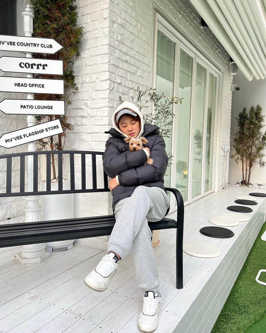 チェ・ナヨンさんのインスタグラム写真 - (チェ・ナヨンInstagram)「우리 테리 미용하고 서울 나들이 했지욤😍 아직 추워서 눈물 찍찍 테리🥶😭 추워서 많이 못 걷고 @corrr___ 방문!  이제서야 첫 방문이라니😳 아직 못 먹으니까 치팅데이때 먹을것들 미리 사서 냉동해두기😉」2月22日 19時30分 - nychoi87