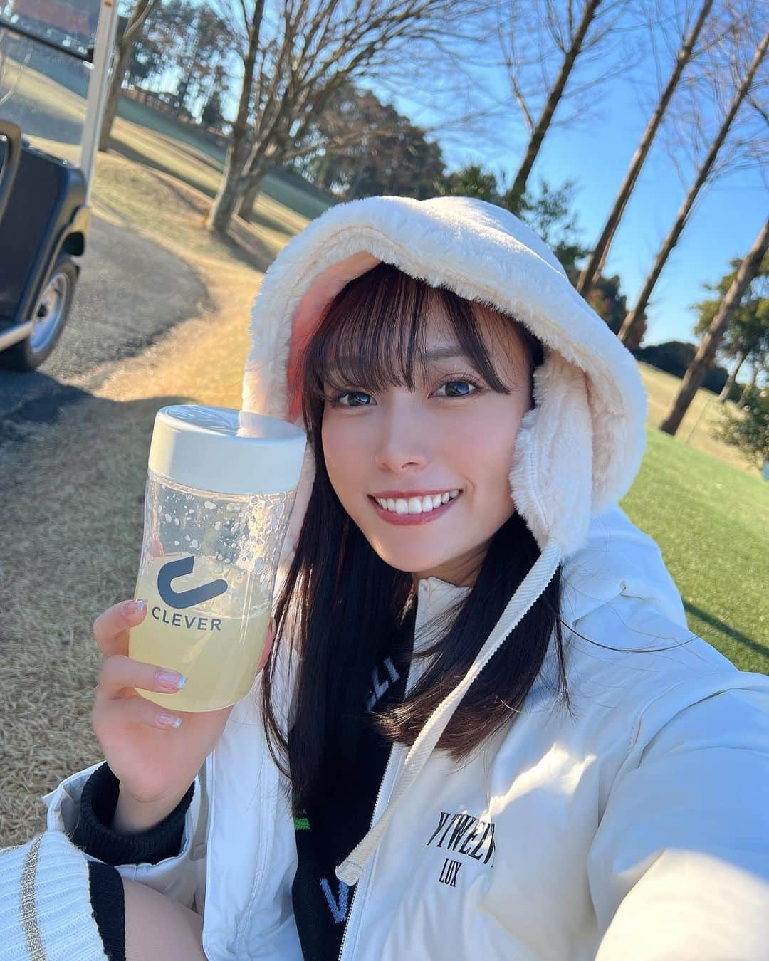 岡島彩花のインスタグラム：「普段の仕事柄、体型や肌のコンディションが気になる私、、実は最近体型維持と肌のどちらにも良い飲み物に出会いました！  クレバークリアプロテインマッスルのマスカット味🍇  プロテイン苦手だったけどこれは、マスカットとアセロラ味があってスポーツドリンク感覚でゴクゴク飲めるから日頃から取り入れやすくてありがたい！   プロテインってマッチョな人が飲むものって思ってたけどプロテインはタンパク質のことで、髪や爪、肌のための栄養にもなるみたい！ダイエットや体型維持にも良いからタンパク質って万能✨  これはタンパク質だけじゃなくて、運動後のリカバリー効果もある成分もたっぷりみたいだからゴルフもやっている私にとっては嬉しいポイントがたくさん！  栄養補給も水分補給もできるからスポーツする方だけでなく美容好きな方にもおすすめのプロテインだと思います💕おいしいのでおすすめです🥰🫶🏻  #cleverprotein#clever#pr#クレバープロテイン#クレバー #プロテイン#トレーニング#理想のカラダへクレバーな選択 #クリアプロテイン#クレバークリアプロテイン#プロテイン感ゼロ #脂質ゼロ #コレステロールゼロ」