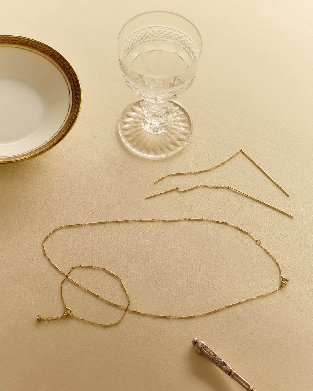 のインスタグラム：「. 人気の定番シリーズ「金の糸」から、新作ピアスとネックレス、ブレスレットが登場します。前後アシンメトリーにデザインされたピアスは、どちらを前にしてもつけられる2wayデザイン。ネックレスは金の糸をイメージしたゴールドのモチーフと繊細なチェーンを組み合わせ、動くたびに煌めくエレガントな佇まいに仕上げました。デイリーにつけやすく、身につける人を美しく魅力的に見せてくれる新作は、今春ぜひワードローブに加えたいマストハブジュエリーです。  素材：K18YG ピアス：86,900円～102,300円（税込） ネックレス：162,800円（税込） ブレスレット：93,500（税込）  販売店舗：MARIHA 伊勢丹新宿店/ MARIHA 阪急うめだ本店 / MARIHA Official Online Boutique  2022年３月１日（水）発売予定」