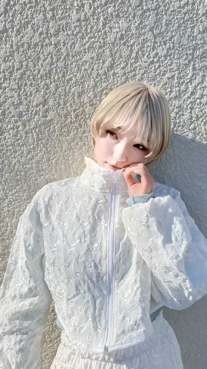 柊里杏のインスタグラム：「可愛いお花の生地でセットアップ作りました🌸 リップ塗るの忘れて血色がないです😂」