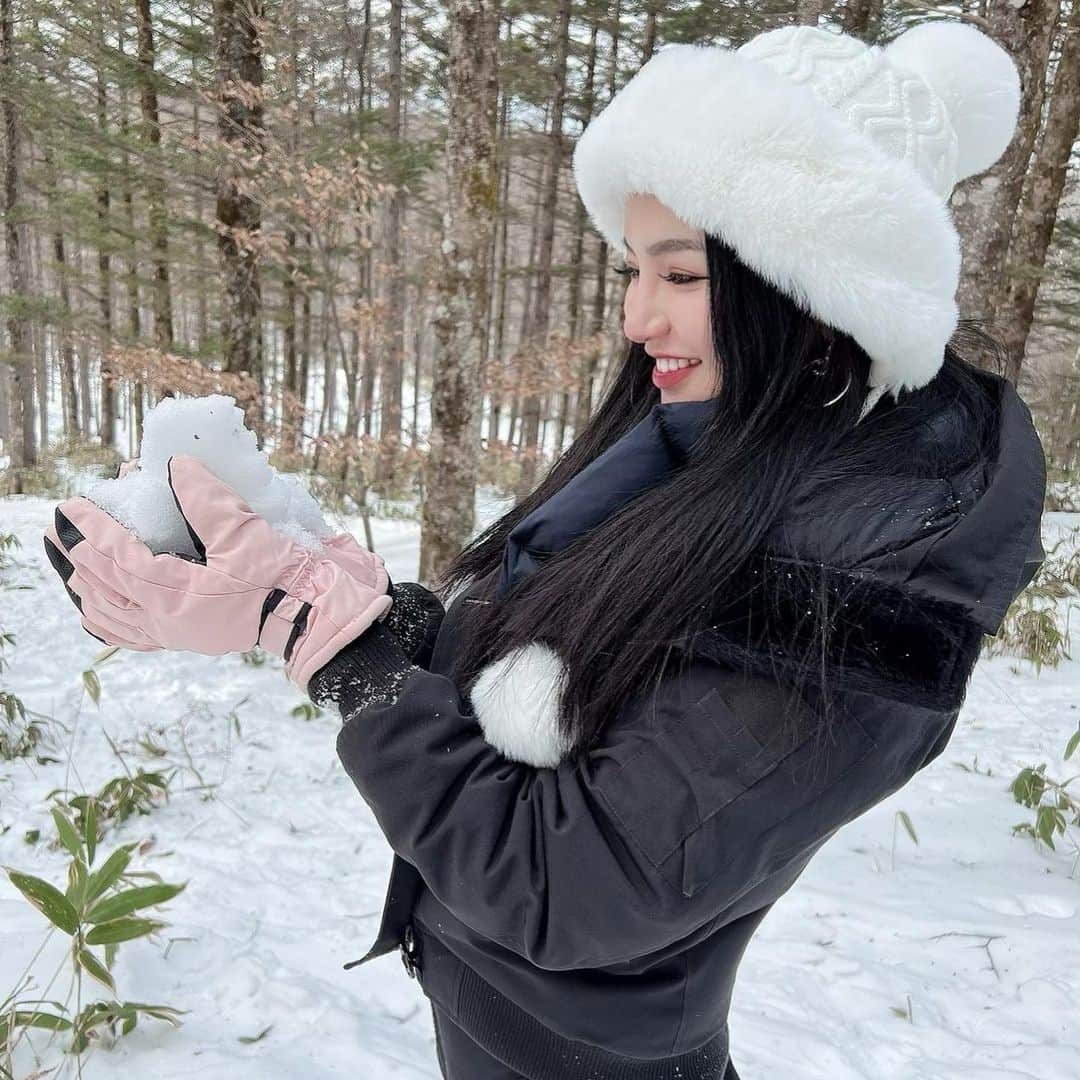奈保のインスタグラム：「☃️❄️ 完全防備だったから汗かくくらい暑かった☀️ . スノーブーツと手袋は  @shein_japan  超！プチプラなのに機能的で暖かく優秀でした✨  商品コード　 12494133 11861308  SHEINは今季、春夏向きの新しい商品ラインを13立ち上げて多様なスタイルや場合に適合されるようになったよ👏  クーポンコード：SSJP189 お買い上げ金額5,999円まではセール価格より15%OFF、 6,000円以上は20%OFF！！ 3月末日〆切   #SHEINforAll #SHEINss23 #SHEINpartner#ad#雪#雪遊び#軽井沢#スノーボード#旅行#雪だるま」