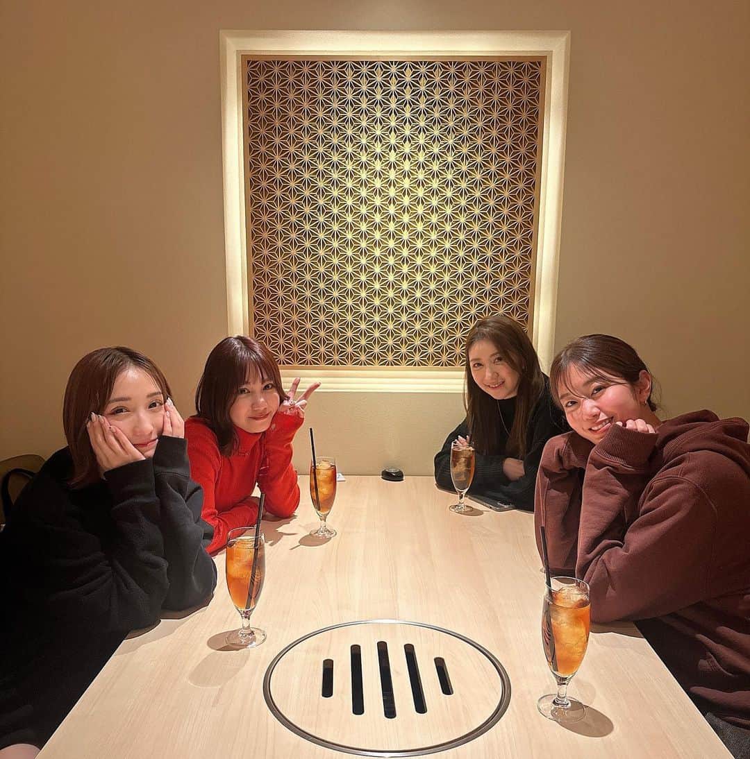 高野祐衣のインスタグラム：「定期的に集まりたいのに あけおめになってしまった！ 美味しいお肉で女子会なんて幸せ☺︎🍖  １枚目は食事後なので カフェでの写真みたいになっちゃってます🤔」