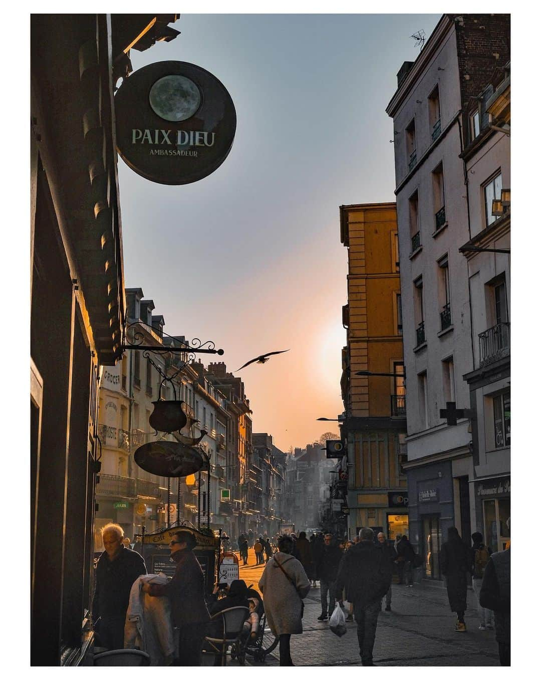 nathparisのインスタグラム：「STREET LIFE  . La vie dans la Grande Rue #dieppe 💛 Belle journée !」