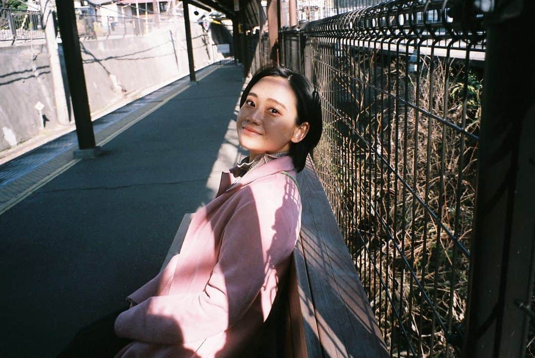 山内優花さんのインスタグラム写真 - (山内優花Instagram)「222で29🐈  本日、誕生日を迎えて29歳になりました💐 いつも、一緒に人生を生きて くださっている皆様、 本当にありがとうございます。  今日、いろんな方からおめでとうの言葉を頂き、一日中思っていました。  一人じゃ生きられなかったなぁここまで、って。 どこかで、もういいやって人生辞めててもおかしくなかったかもしれない。  年々、自分を知って、自分らしくって何かなって考えながら生きていると、 本当に弱くて、泣き虫で、不安症で、っていうネガティブな私を深く理解していくわけだけど、 そんな私が、  私、強くなってきたかも とか、 私やっぱり私の人生でよかった  って思えることが増えてきて。  でもそう思えるようになった理由や過程には、沢山の人の、言葉とか愛情・温もり、そして、存在があります。  出会ってくれたみなさんがいるから、 頂いた言葉が私に勇気をくれるから、 またあの人やあの人に会いたいと思うから、 また舞台に立ちたいと思うから  生きて、この仕事を続けられています。 だから、本当に本当に皆さんの存在に感謝。ありがとうございます🤍💐  これからも、 いっぱい泣くし！笑 いっぱい落ち込むこともあるやろうけど、  それの何倍も 大好きな人たちと一緒に 笑って、喜んで、楽しんで、  さいっっっこうやな！って 言って生きて行こうと思います！  そんな29！！  お父さんお母さん、 産んで育ててくれてありがとう。 お姉ちゃん 誰よりも強い味方でいてくれてありがとう。」2月22日 19時58分 - yuka__yamauchi