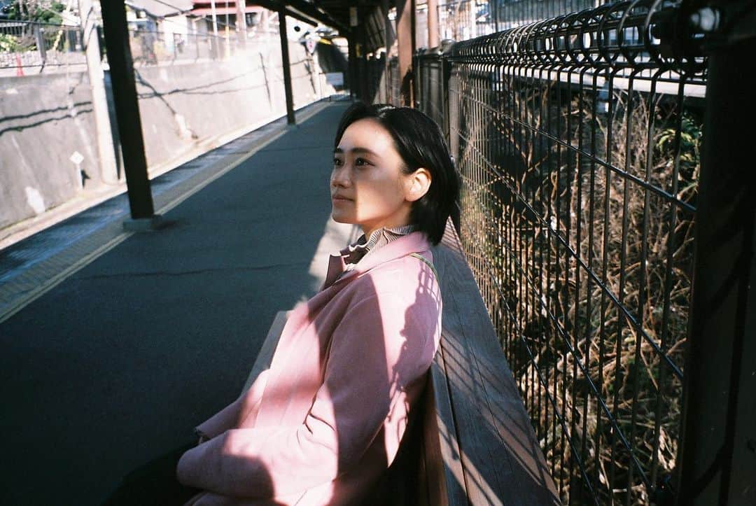 山内優花のインスタグラム：「222で29🐈  本日、誕生日を迎えて29歳になりました💐 いつも、一緒に人生を生きて くださっている皆様、 本当にありがとうございます。  今日、いろんな方からおめでとうの言葉を頂き、一日中思っていました。  一人じゃ生きられなかったなぁここまで、って。 どこかで、もういいやって人生辞めててもおかしくなかったかもしれない。  年々、自分を知って、自分らしくって何かなって考えながら生きていると、 本当に弱くて、泣き虫で、不安症で、っていうネガティブな私を深く理解していくわけだけど、 そんな私が、  私、強くなってきたかも とか、 私やっぱり私の人生でよかった  って思えることが増えてきて。  でもそう思えるようになった理由や過程には、沢山の人の、言葉とか愛情・温もり、そして、存在があります。  出会ってくれたみなさんがいるから、 頂いた言葉が私に勇気をくれるから、 またあの人やあの人に会いたいと思うから、 また舞台に立ちたいと思うから  生きて、この仕事を続けられています。 だから、本当に本当に皆さんの存在に感謝。ありがとうございます🤍💐  これからも、 いっぱい泣くし！笑 いっぱい落ち込むこともあるやろうけど、  それの何倍も 大好きな人たちと一緒に 笑って、喜んで、楽しんで、  さいっっっこうやな！って 言って生きて行こうと思います！  そんな29！！  お父さんお母さん、 産んで育ててくれてありがとう。 お姉ちゃん 誰よりも強い味方でいてくれてありがとう。」