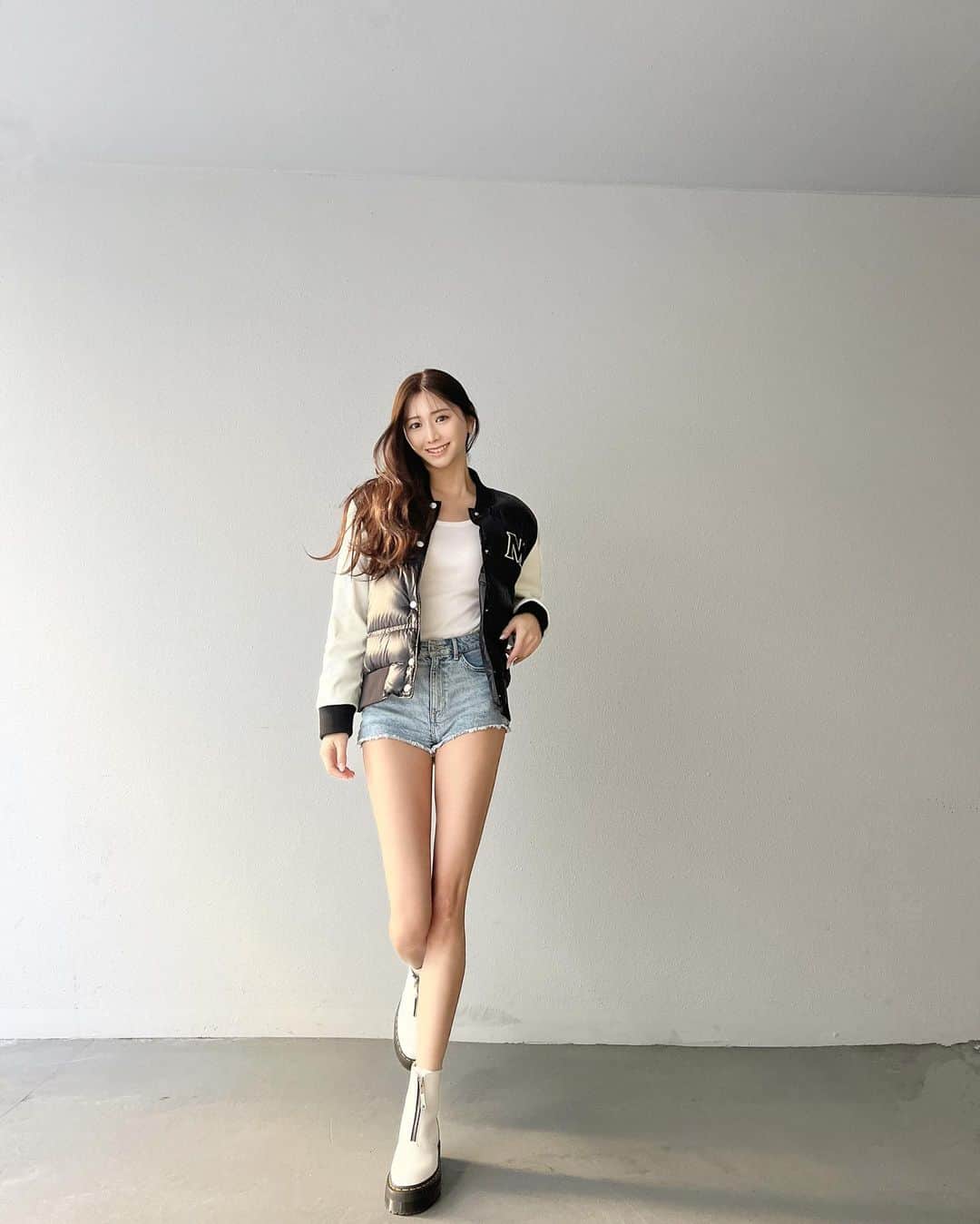 斎藤恭代さんのインスタグラム写真 - (斎藤恭代Instagram)「私服❤︎ お気に入りのMA-1は @moncler  暖かくて軽くて大好き❤︎  ブーツは @drmartensofficial」2月22日 20時03分 - yasuyon4