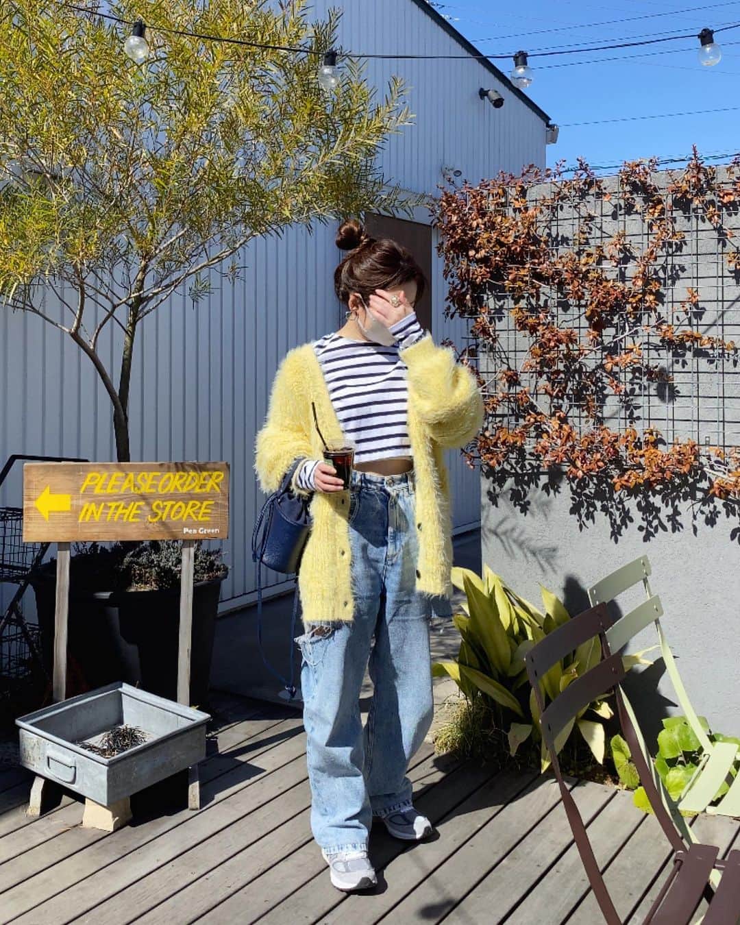 akiii031のインスタグラム：「ポカポカお天気💛  はじめてのラテアートにご満悦な長男☕️💕  tops/cardigan @gypsohila.jpn  bag @ayako_bag  earring @seadsmara  denim @maisonmargiela  sneaker @newbalancelifestyle」
