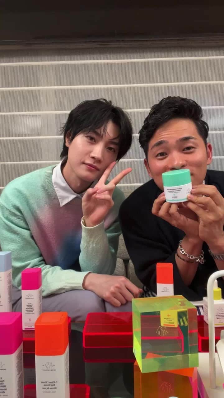 のインスタグラム：「ドランクエレファントスペシャルライブ❣️with @twins_tokyo さん✨  圧倒的人気のヒーロー製品『プロティニクリーム』と僕のおすすめスムージーをご紹介をしました✨ インスタライブ内では、公式サイトで使えるプロモコードもご紹介しているので、是非チェックしてみて下さいね！ 僕からの特別なプレゼントもあります☺️  #ドランクエレファント #手のひらスムージー #pr  @paulsmithdesign」
