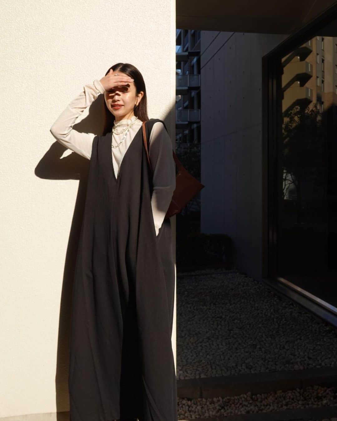 小嶋梨奈のインスタグラム：「今日の打ち合わせは 久しぶりにワンピースで◎ タイミングよく一時帰宅した夫の隙を狙って 撮ってもらった☺️🤲笑  とっても楽ちんなのだけど、 素材がしっかりしてるからちゃんとして見えるのがありがたい〜。 メローのシアートップスは 春使えそうだなとホワイトにした♡  #babcode #bab #コーディネート #春コーデ」