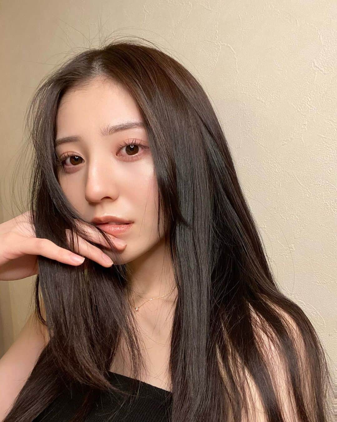吉井美優のインスタグラム：「セルフカラーってムラなく染められるか 不安だけど、このビューティラボは 泡タイプなので塗りやすかった 😶‍🌫️🧺 初めてヘアカラーした時も自分で染めたので なんだか懐かしい気持ちになった   #beautylabo #ビューティラボ #ホイップヘアカラー #私たちのヘアカラーデビュー #医薬部外品 #pr  @beautylabo_hoyu_official」