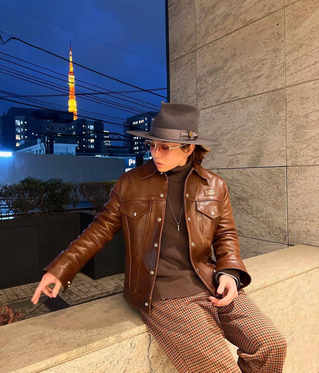 のインスタグラム：「いけおじSTYLE  #fashion #coodinate #ootd #instafashion #leather #lewisleathers #hat #thefathatter #chromehearts #needles #louisvuitton #tenderloin #brown #tokyotower #urbanstyle #trip #sea #🌃」
