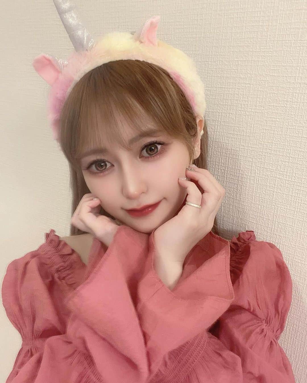 まりなちゃんのインスタグラム：「ヘラヘラが去年の夏テレビCMに出させてもらったDROASのシャンプー＆トリートメントがフルリニューアルしたので日本で一番はやく試してみた💓 泥と美容液成分を追加配合して、地肌と髪の毛を同時ケアできる泥の地肌ヘッドスパシャンプーになったんだって⭐️ ピンクのダメージリペアを使ってみたんだけど、リニューアル前よりシャンプー中でもわかるくらいつるつるで、ブリーチしまくった毛先まで保湿される感じでめっちゃよくなってた🥺  新パッケージも、丸っこくなっててめっちゃお洒落で可愛くなっててお気に入り💓  DROASのいい香りはそのままで嬉しい！ 2023年3月1日から、全国ドラッグストアで発売開始されるからみんな一回買って試してみて！  DROAS　ダメージリペアシャンプー・トリートメント 400mL/400g ¥1,100  #DROAS #ドロアス #地肌ヘッドスパ #シャンプー #トリートメント #pr」