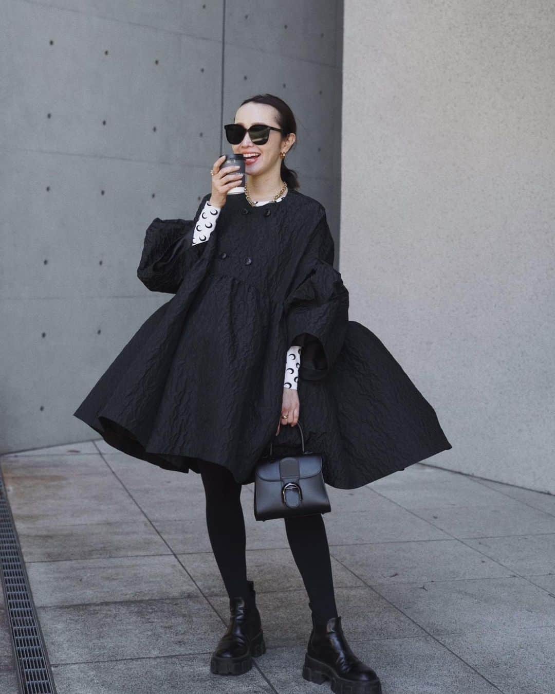 のインスタグラム：「春な気分になるCOLUMNのボリュームたっぷりのジャガードコート🖤  とっても軽いのでワンピース感覚でコーディネート。中は見えないですが、コラムのミニスカートを履いています😎  ホワイトも素敵で迷いました💭  みなさんもう春物のお買い物はしましたか？ いまポップアップも開催中のコラムの春物もぜひチェックしてみてください🌸  @column_official_jp   COLUMN POPUP STORE 2023年2月15日(金)～3月7日(火)  ＠阪急うめだ本店　  3月9日(木)〜3月21日(火)  ＠ジェイアール名古屋タカシマヤ  #COLUMN #コラム #akiweng #翁安芸 #springstyle」