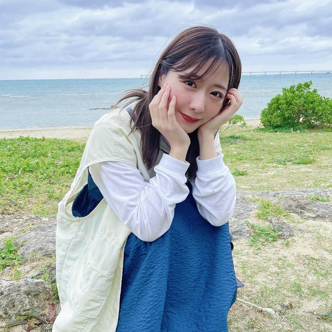 てぃーみきのインスタグラム：「. 沖縄でぱしゃり📸 沖縄行くときなぜかいつも天気悪い🙃  この日は全身 @wclosetwearsinc さんです！ ベストとワンピースが爽やかな色合いで可愛くてお気に入り☺︎ 沖縄っぽくブルーにしたよ🐬🏝   #wcloset   #沖縄  #旅行  #コーデ」
