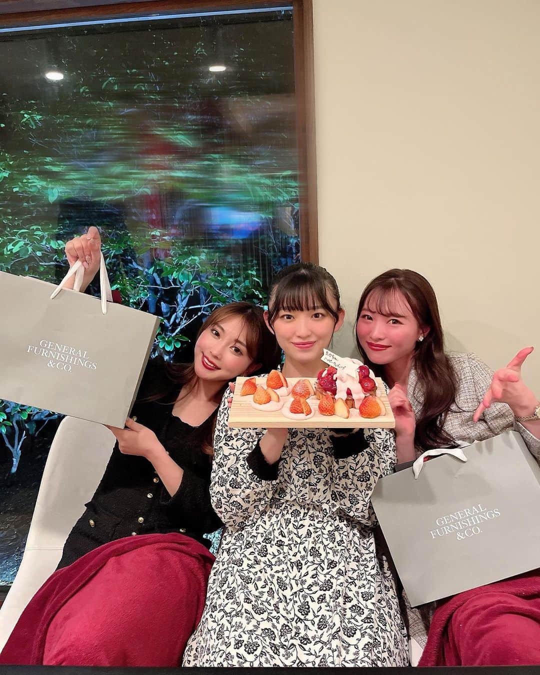 のインスタグラム：「. この前奇跡的な集合🖤🧡❤️ 話が止まらず濃密な時間で 本当に懐かしい気持ちになりました🥺🥺 昔から変わらない2人🫶🏻これからも大切な存在です❤️‍🔥 たかちゃん改めて.心からおめでとう💍💕 末永くお幸せに🥺💕 #🫶🏻 #同期 #戦友」