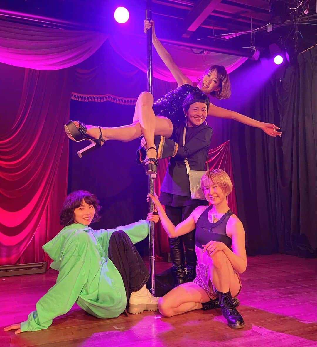のインスタグラム：「. @makiko_saito_goto  マキちゃんのサロンの10周年感謝祭 @makikoorganichairlife   『ごとうまきこの ポールダンスdeお祭りマンボ みんなマキコんじゃうわよ〜！』へ  マキちゃんとは 2年間一緒にポールダンスを習っていて 「セクシー買えたら良いのにねw」と いつも冗談で笑っていたけど  ポールダンスを踊るマキちゃんは セクシーでカッコ良くて美しくて♡ ポールダンサーそのもので ステージを観て感動して泣いてしまいました😭✨  好きなことにまっしぐらで いつも全ての人に愛いっぱいのマキちゃん  マキちゃんを大好きな人達が 本気で楽しんで遊んでいる姿に 私まで元気とパワーをもらいました⭐︎  改めてマキちゃん サロン10周年おめでとう㊗️ 20周年のステージも楽しみにしてるね⑅◡̈*  #ごとうまきこ美容室 #大人の本気遊び  #最高のパーティーをありがとう」