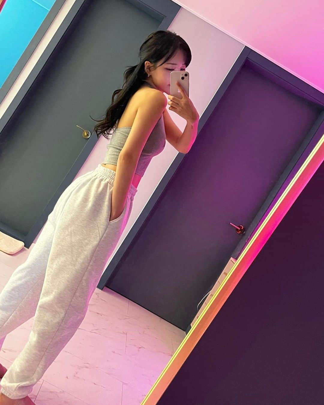 ウェイ のインスタグラム：「🔔 내일 내몸다운 다이어트 18번째 마켓 문 닫습니다 ! ! 🔔 ＊구매 인증 시 추첨을 통하여 본품 1박스 증정 ＊2BOX 이상 구매 시 무료 배송 ＊평일 오후 3시 이전 주문 건 당일 배송  이번 주문량 무슨 일이냐며😳 본사서.. 평소보다 주문량이 훨 많다고 수량 부족하지 않게 계속 준비 중이라고 하시네요…?🫢 아무래도 내몸다운을 20차 가까이 진행하면서 구매하시고 드셔보신 대부분의 분들이 만족했기 때문에 점점 판매량이 느는 것 같아요 😀 내몸다운은 증맬로 재구매율이 대박입니더,,,,   점점 많은 분들께 인정받고 있는 내몸다운 다이어트, 아직도 접해보지 못한 분이 계시다면 1-2BOX로 먼저 시작해 보시는 걸 추천드려요! 정말 후회 없으실 것🫶🏻  내일까지 계속 이벤트 참여두 가능하니 구매 인증도 많이 해주세요 :) 구매해 주시는 모든 분들 진심으로 감사합니다🤩」