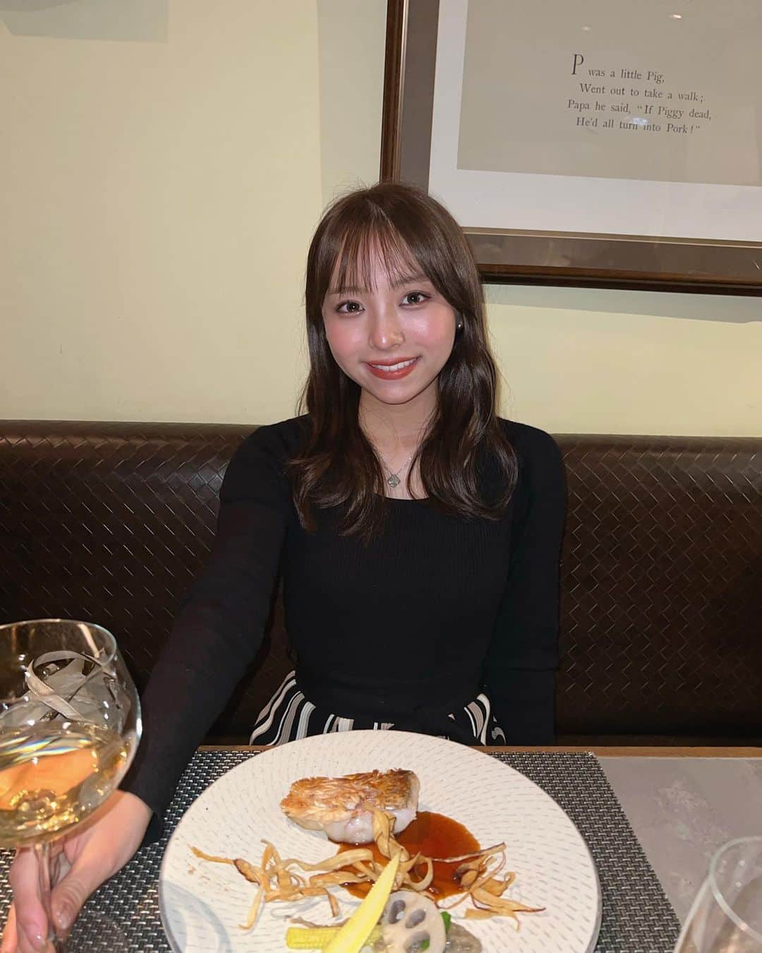 勝又彩央里のインスタグラム：「イタリアン🇮🇹 オシャレで大人な雰囲気でゆったりと楽しめました🥂 おまかせコースでどれもシェフのこだわりが感じられました。すべて美味しいのですがこの日の私のイチオシはお魚料理でした🐟 (姉はお肉料理らしいです🥩)  #人形町グルメ #日本橋グルメ #人形町 #日本橋 #グルメ #イタリアン #オステリアブッビーノ #osteriabubbino #ヘア #ミディアムヘア #コーデ #ワンピース #ニット #今日のコーデ #冬 #冬コーデ #大学生 #女子大生 #セントフォース #セントフォースsprout #tflers #pr #ootd #instagood #instafood #instadaily #思い出 #ディナー #ペアリング」